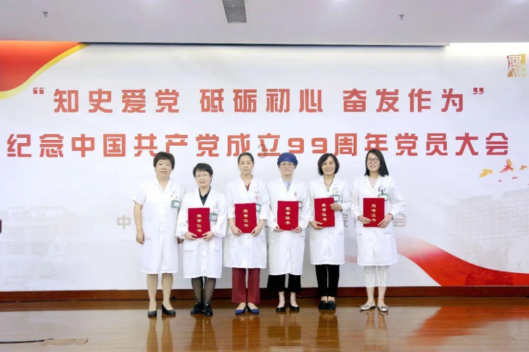 谷歌pixel8a包装盒曝光,配备双后置摄像头